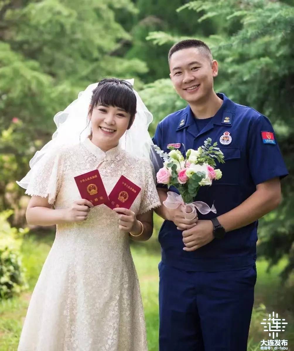 新郎是大连市消防救援支队的消防员,原本小两口预约了9月份拍婚纱照