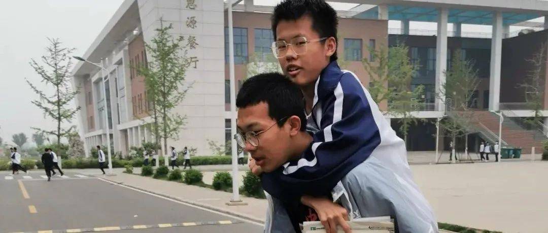 【精彩回眸】背着同学去上课的暖人瞬间_王玉斌_冀中_教室