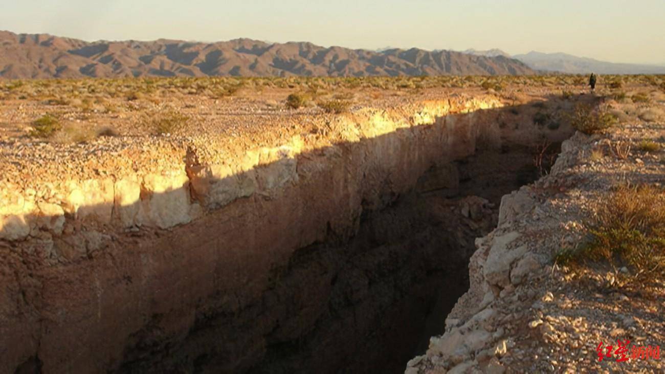 耗时50年！传奇艺术家在沙漠里建成世界最大的“寂静之城”