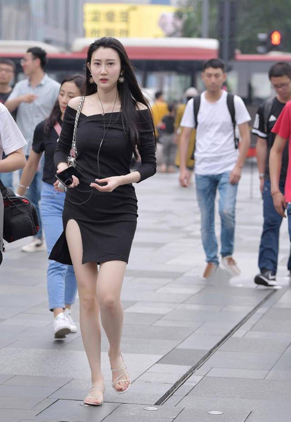 路人街拍,脚上穿了一双玫粉色的高跟鞋,前卫又时髦_时尚_舞儿网