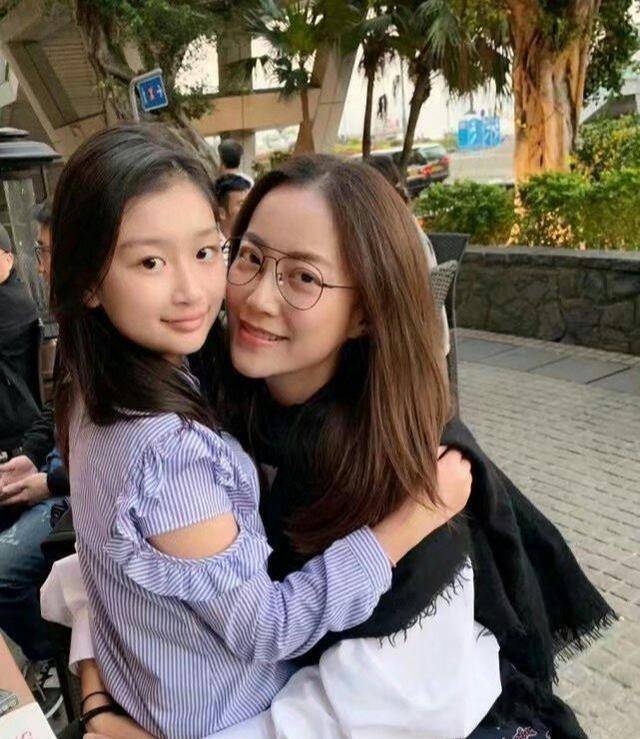 谢霆锋经纪人真飒,未婚妈妈带女儿生活,至今不知孩子生父是谁_霍汶希