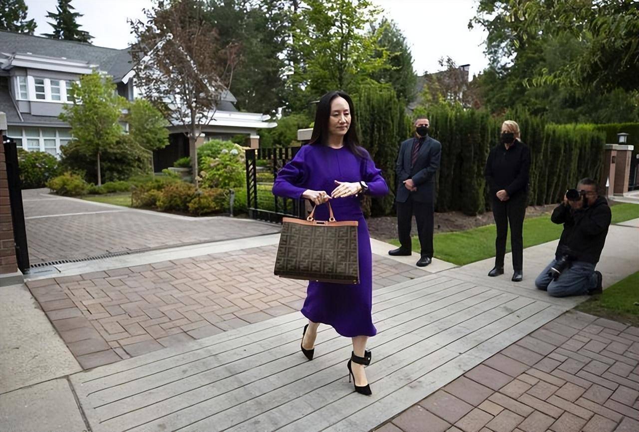 孟晚舟之前亮相的时候,百搭单品是这只包包,而如今孟晚舟最喜欢的单品