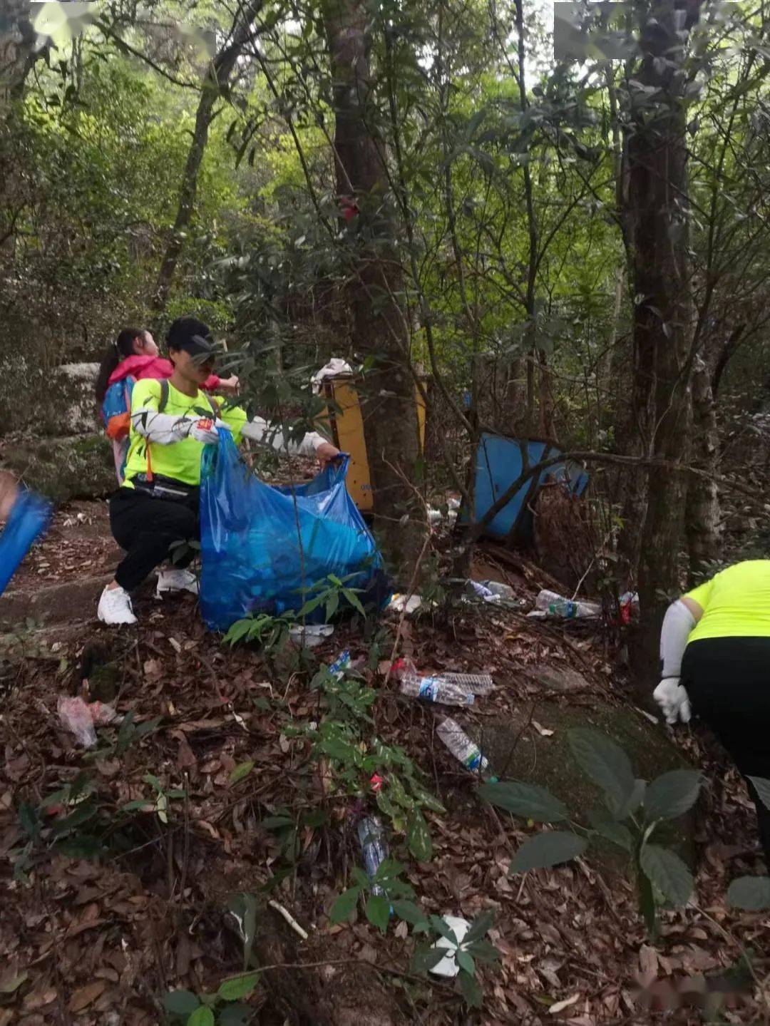 每一个角落认真清理山上的各类垃圾成为军峰山上一道靓丽的风景线