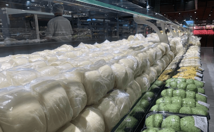 胖东来超市面点陈列欣赏!_商品_销售额_进行