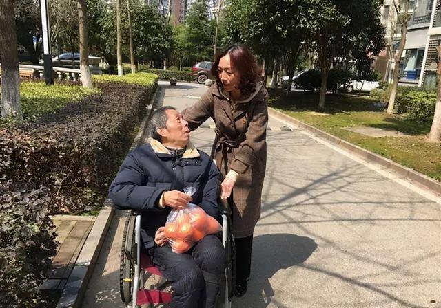 45歲保姆照顧73歲老人一年後辭職:加多少錢都不幹了,傷自尊_工資_兒子