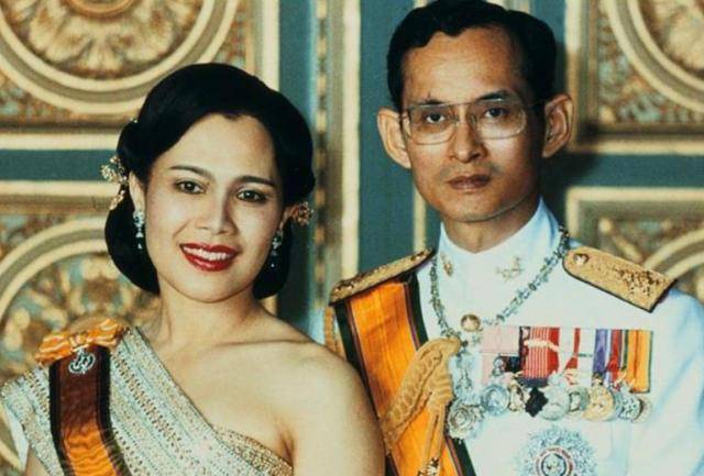 泰国王室富得流油，国王加冕王冠10亿泰铢，为何苏提达没后冠？