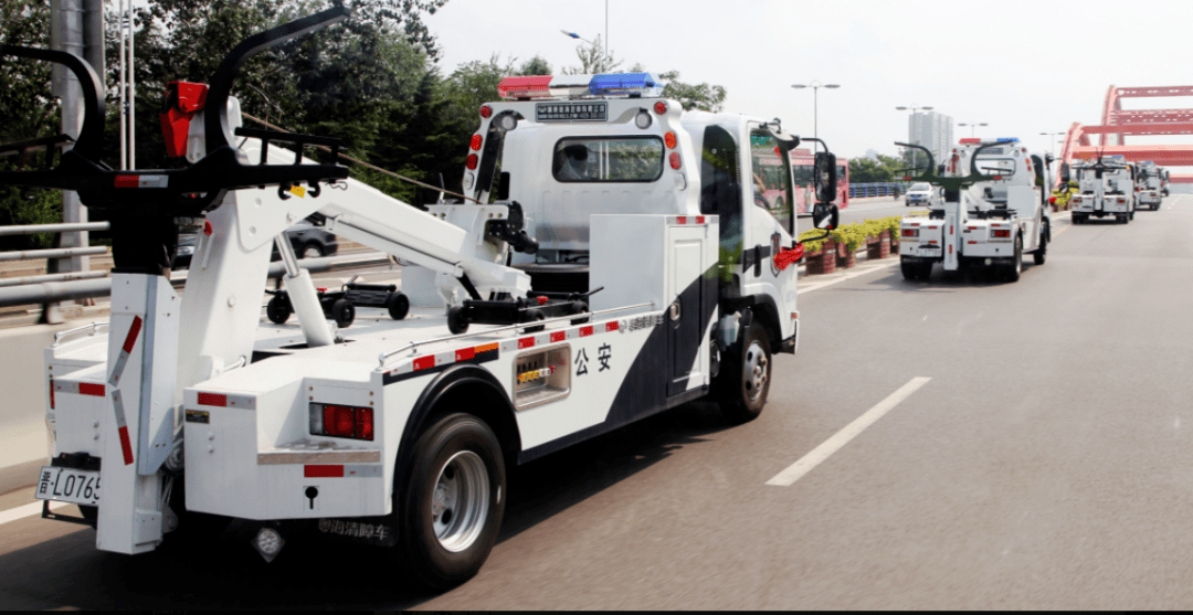 临汾市公安局交警支队举办清障车配发仪式_市公安局党委_工作_市政府