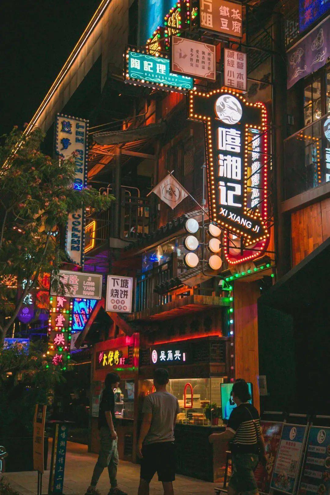 精致的红砖的商铺严丝合缝的石板小路这里就是合肥罍街集文化旅游