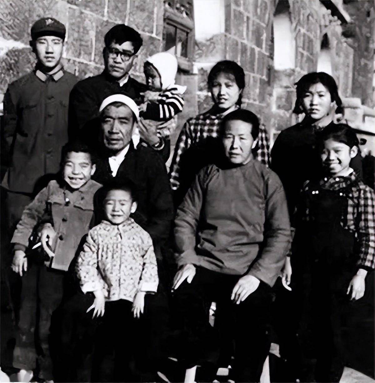 郭凤莲致悼词,气氛凝重,现场人山人海_大寨_孩子_丈夫