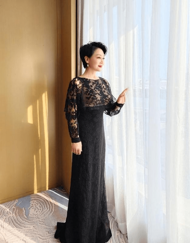 57岁王姬老得真优雅,穿蕾丝长裙风情万种,与女儿同框如同姐妹_连衣裙