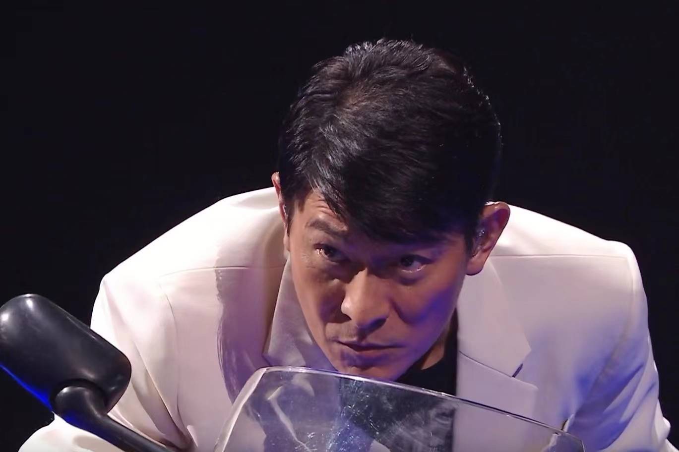 瞬间让观众想起了刘德华主演的《天若有情》和《烈火战车》等影片
