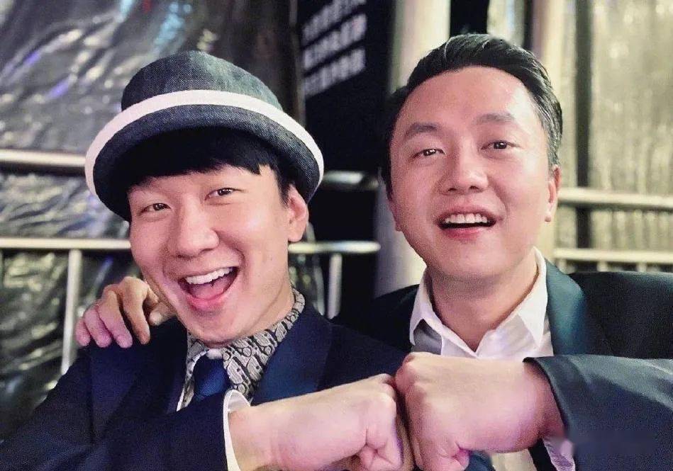 林俊杰晒哥哥婚礼上搂肩合照 祝哥哥永远幸福快乐_配文_兄弟_场面