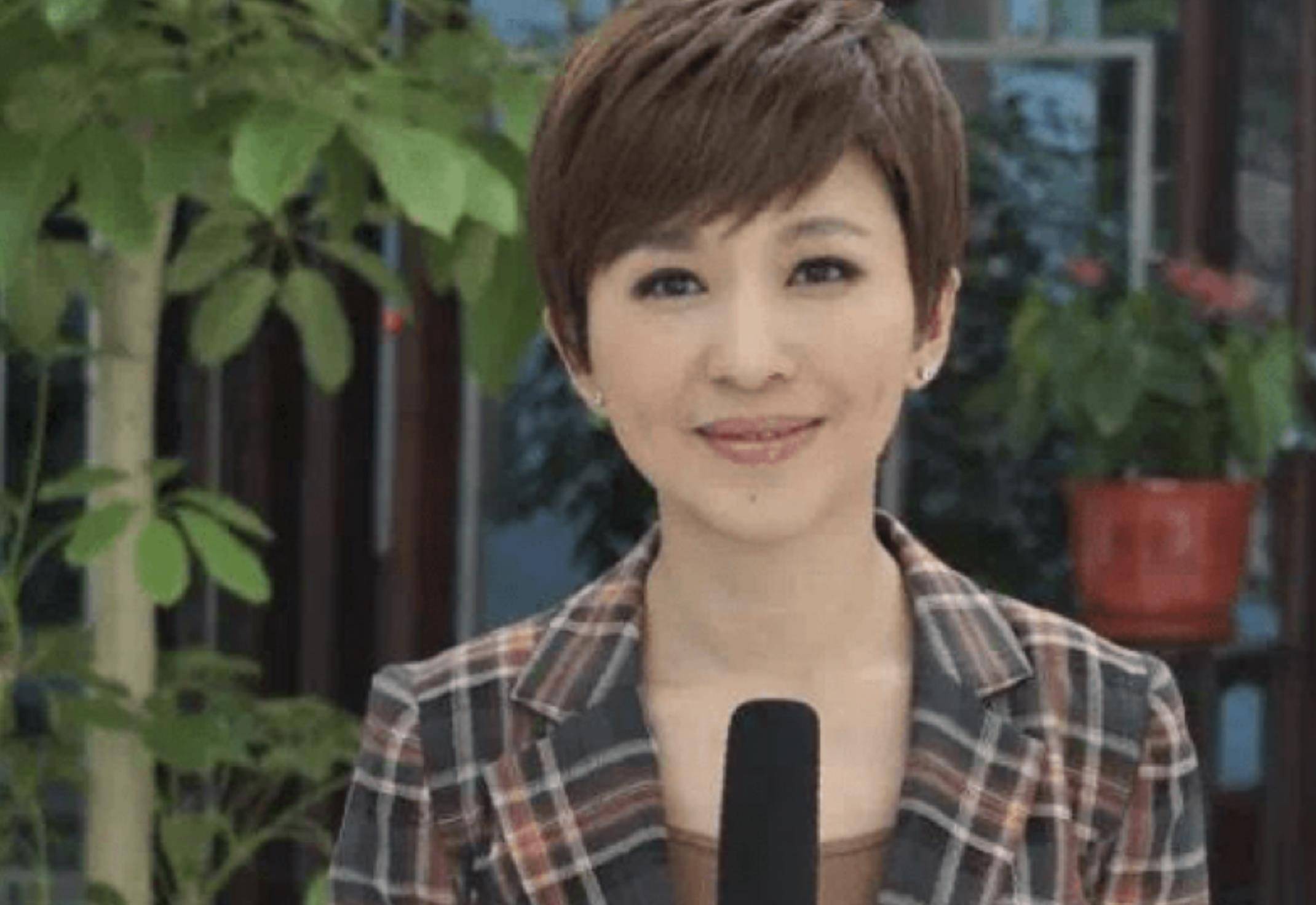 欧阳夏丹:主持《新闻联播》9年,2年前突然消失,背后有何隐情_上海电视