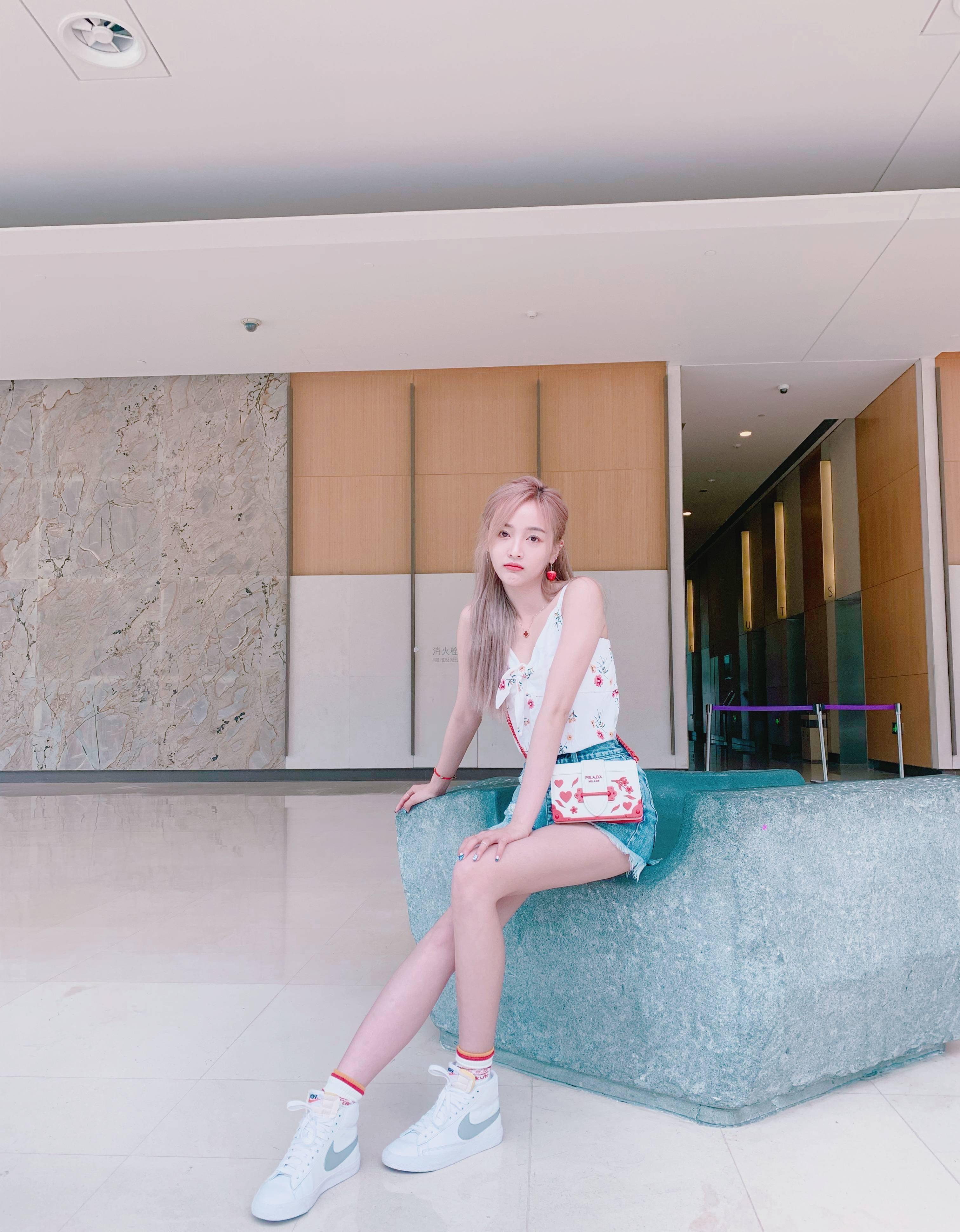 吴宣仪沙滩边录制某节目,蓝色挂脖背心配热裤,是夏天该有的样子_火箭