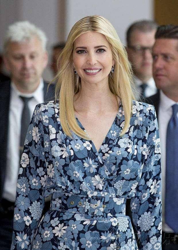 38岁伊万卡难逃"中年发福",穿白色吊带裙太显胖,粗壮手臂抢镜_身材