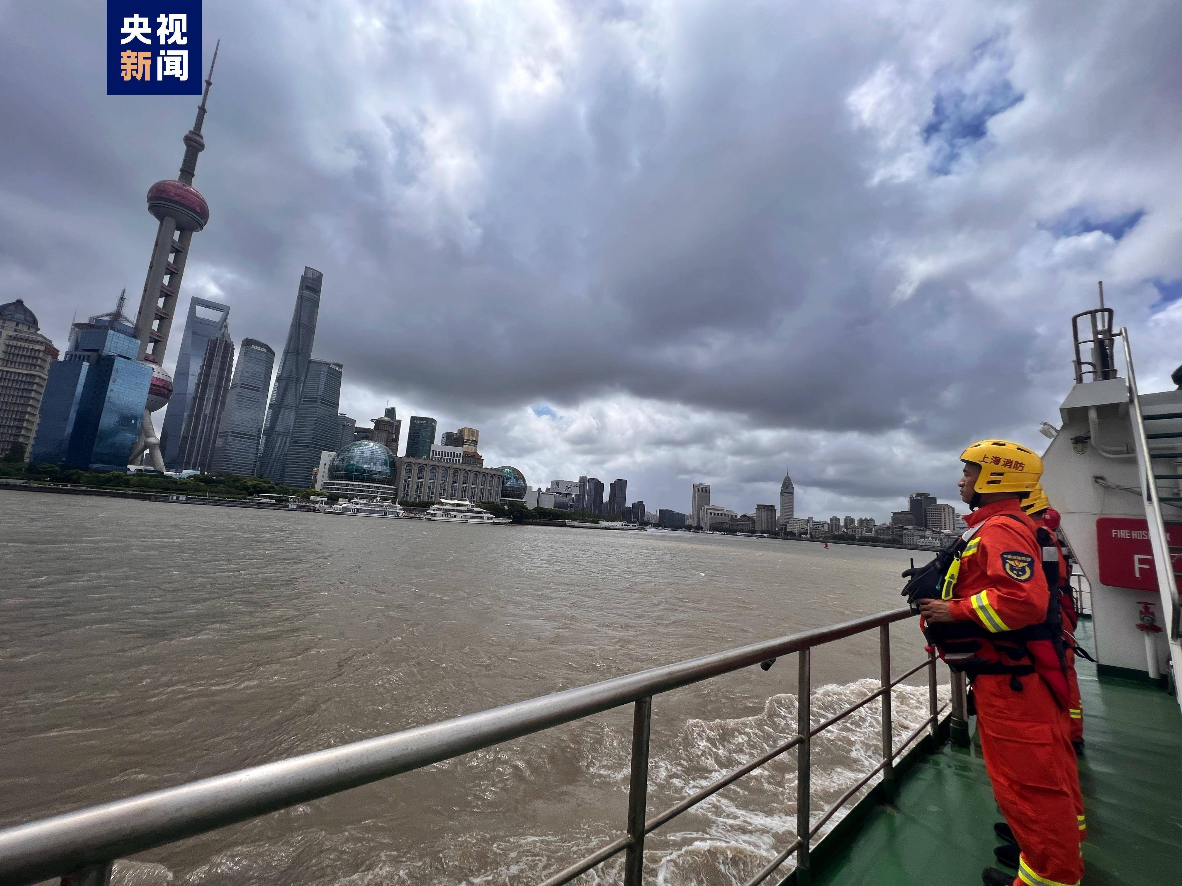 台风“轩岚诺”来袭 上海部分公园、景区临时关闭 消防部门24小时备勤