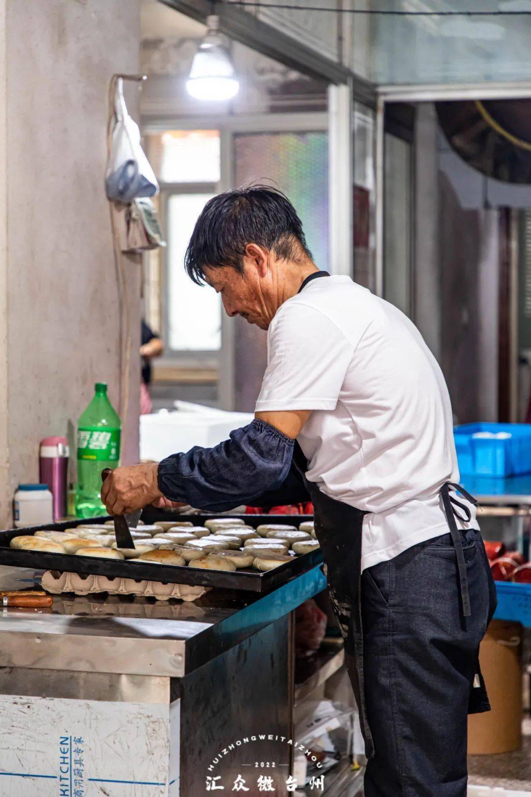 张记老板在小学毕业后,跟着老师傅学做糕饼手艺,在17岁那年就开了自家