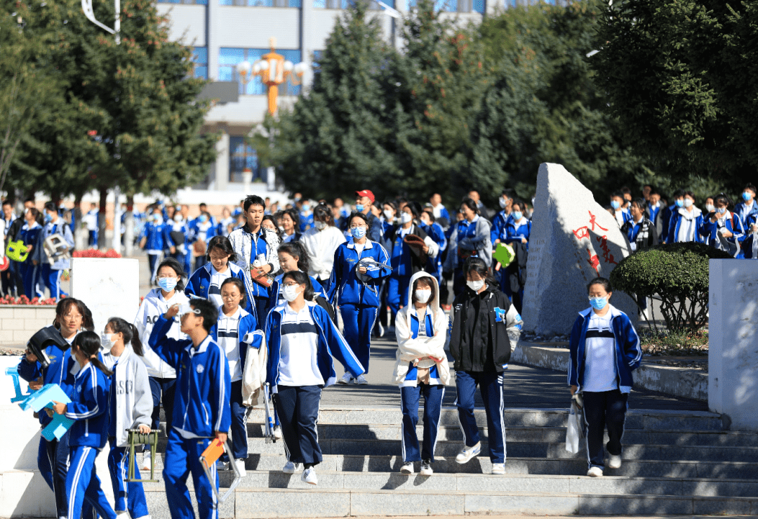 看乌兰浩特市这所中学的开学典礼!_第四中学_教育_兴安