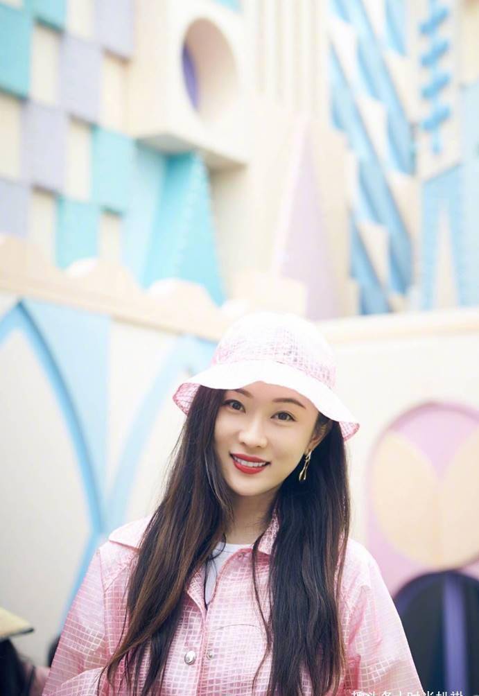 霍思燕日常穿搭少女心十足,粉色卫衣好美!