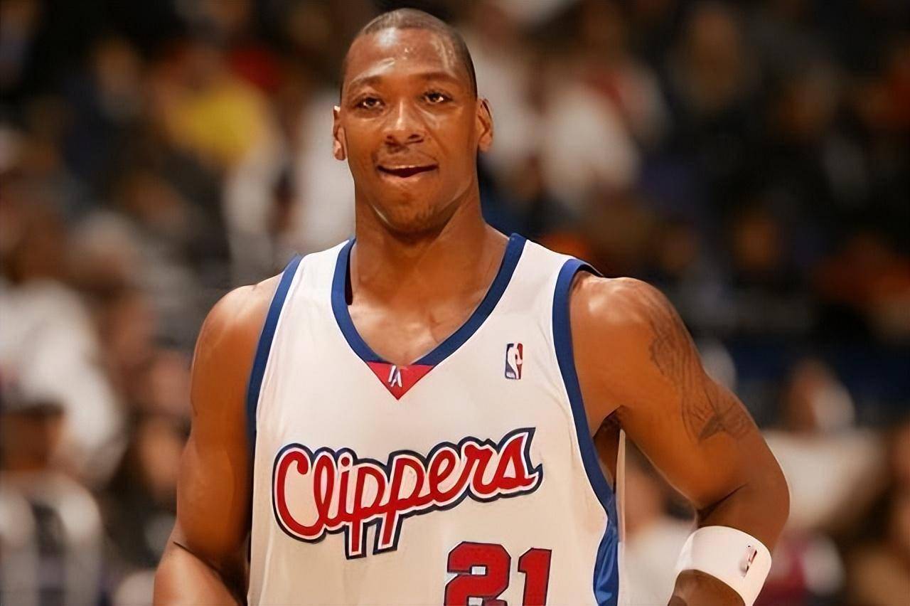 说到鲍比·西蒙斯,也许很多中国球迷对他并不陌生.