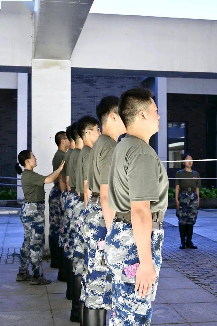 暑训·蜕变丨零距离走进北航国旗护卫队2022年暑期集训_训练_正步