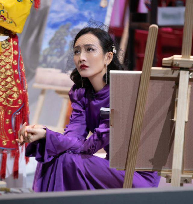 王欧诠释"另类"女神穿搭,破洞裤 人字拖走机场,一般人谁敢试_王鸥