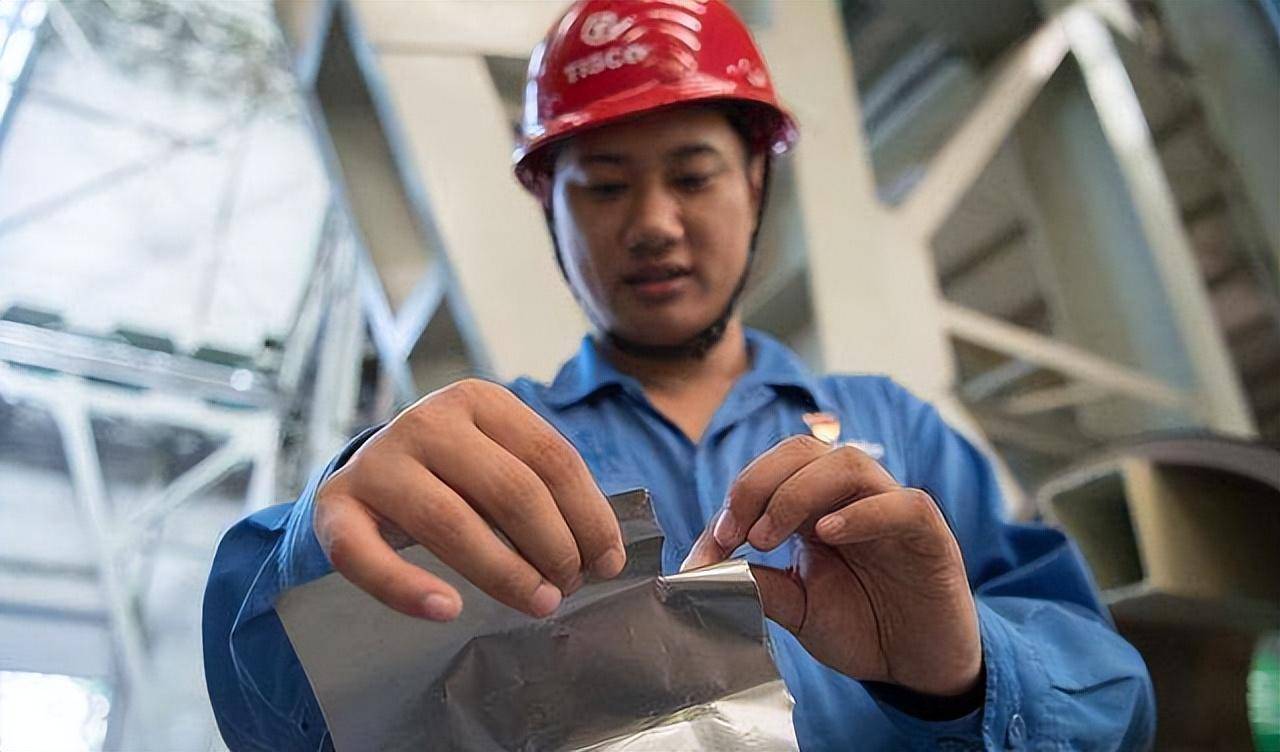 中国钢铁再次"内卷",打破外国手撕钢垄断,手撕钢有何优势?