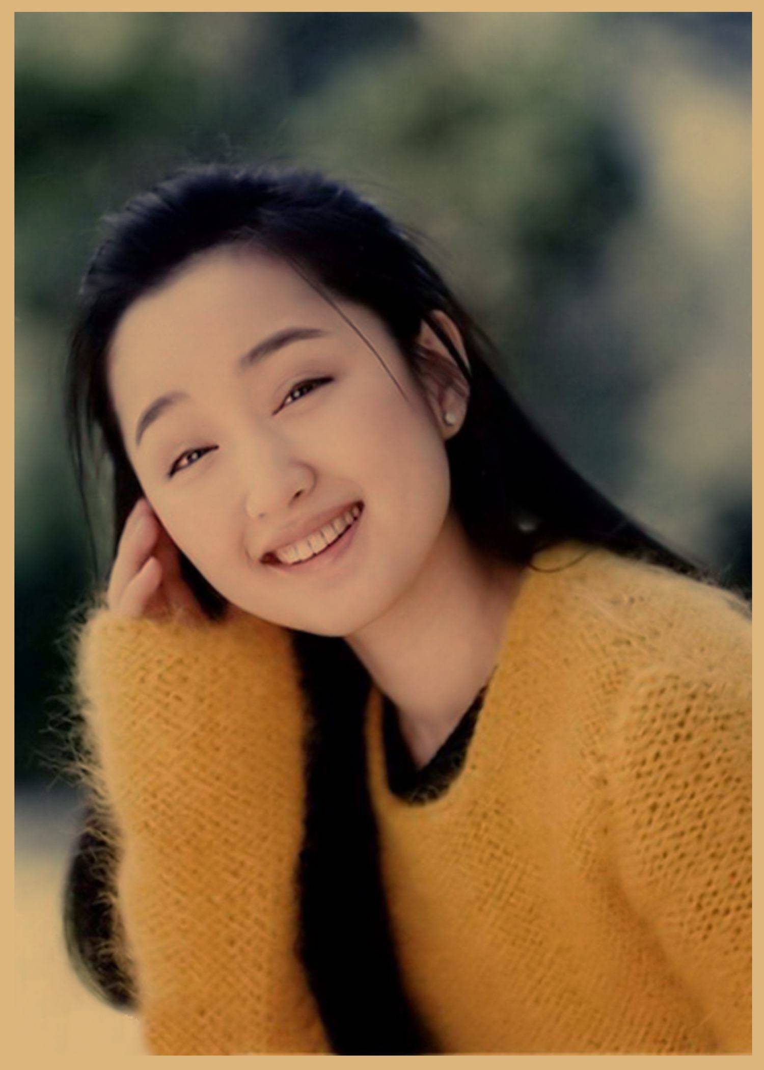 中小学生的课桌上,也总会贴一张杨钰莹的精美海报迎接新的学期.