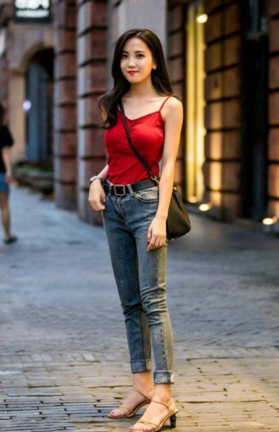 路人街拍,搭配一件黑色吊带背心,尽显好身姿_姐姐_黄色_时尚