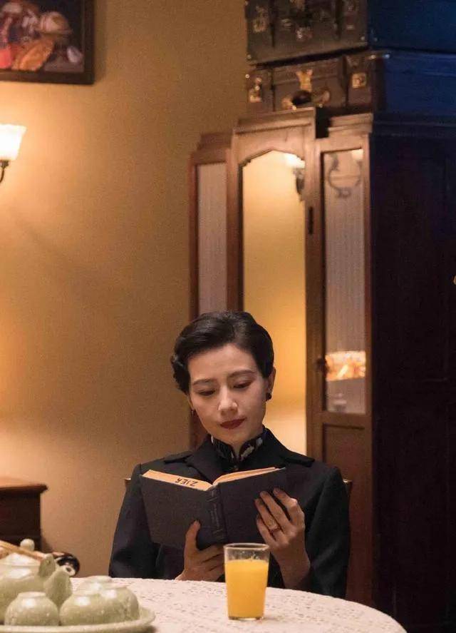 高圆圆版"宋美龄"上线,41岁穿旗袍曲线仍惊艳,尽显东方古典美_气质