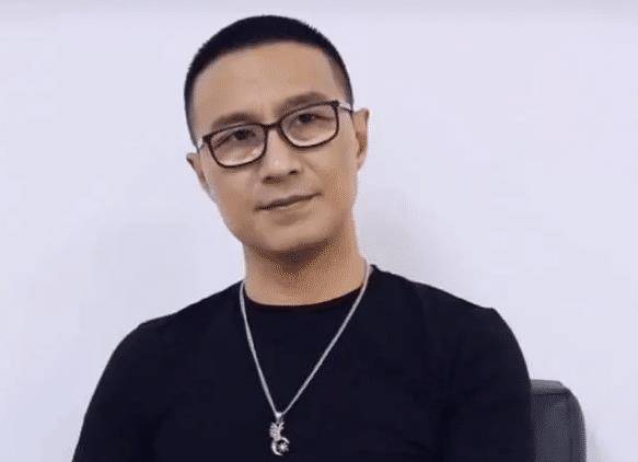 我算是明白,为什么汪峰要剃头了,下一步,他是不是要戴帽子了?