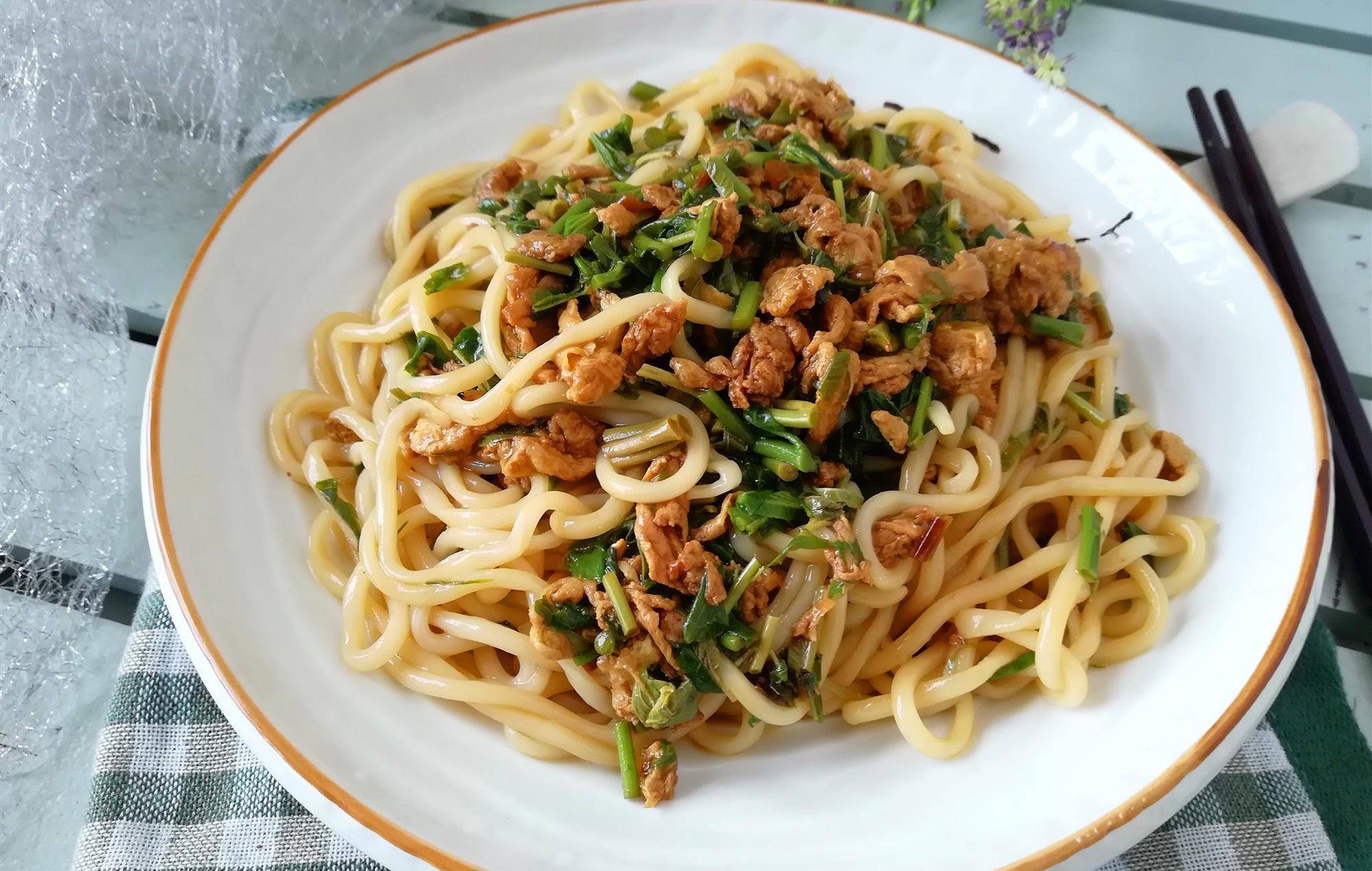 春季,面条和这个食材是绝配,满满春天的味道,错过还要等一年_香椿