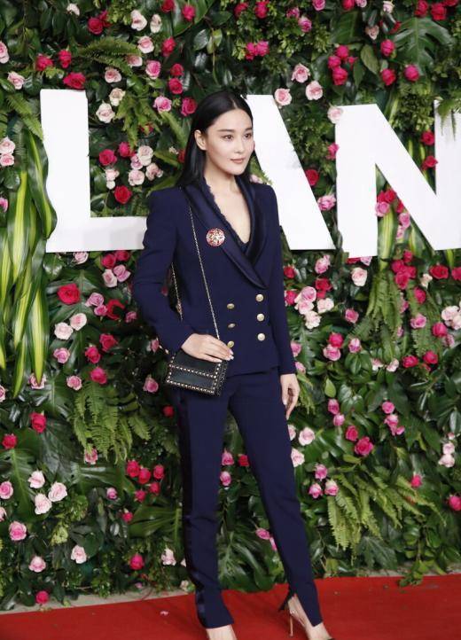 张馨予穿白衣配黑靴,一股"霸道总裁"范,又帅又美太迷人_款式_黑色