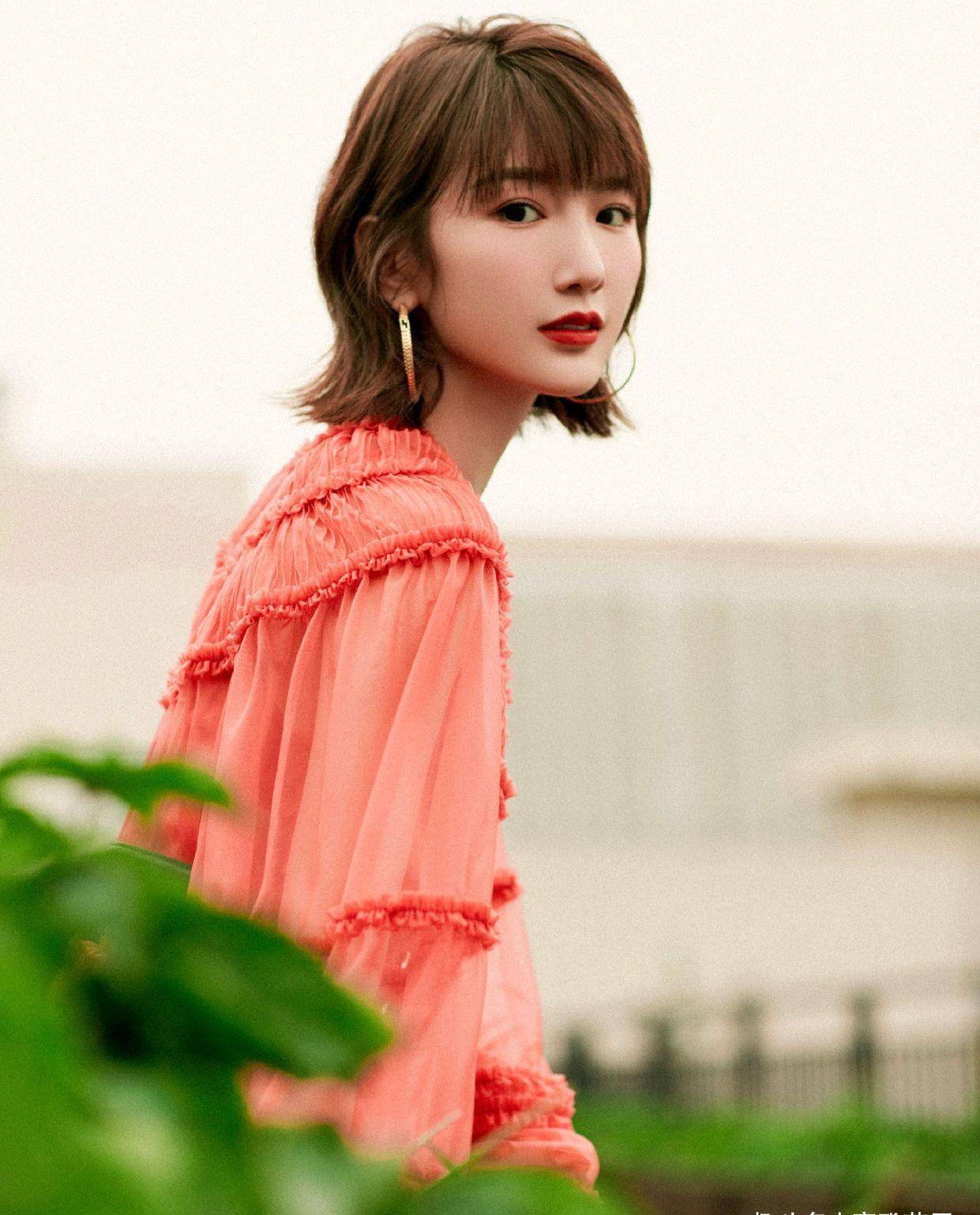 毛晓彤好精致,身穿橙色连衣裙搭配短发造型,既俏皮又有女人味_头发