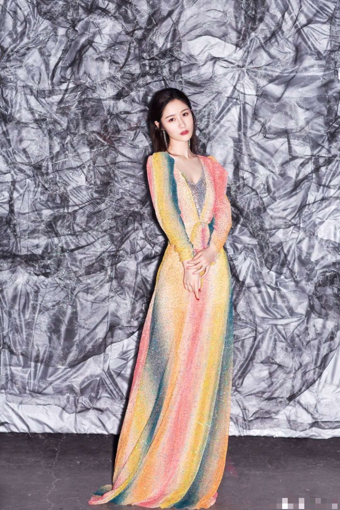 礼服,金属质感的亮片自带闪光效果,让人目不转睛,梁田穿的这件彩色