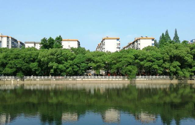 在2000年,中南工业大学,湖南医科大学与长沙铁道学院合并组建成为了