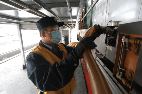 他一天给火车加油60吨_油价上调!加满一箱油多花7.5元_机车_宋洋