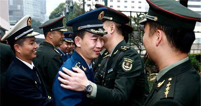 從軍校畢業晉升到師長,要多少年?_軍隊_軍銜_國家