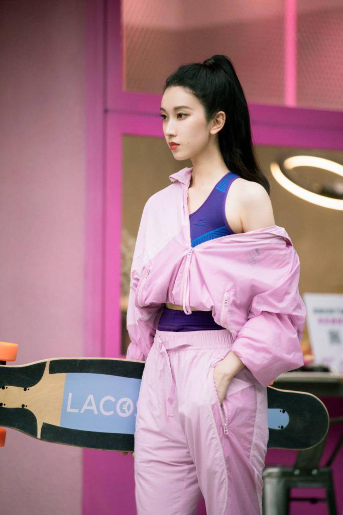 刘令姿粉色系运动写真释出 高扎马尾走青春运动风_刘令姿_运动_马尾