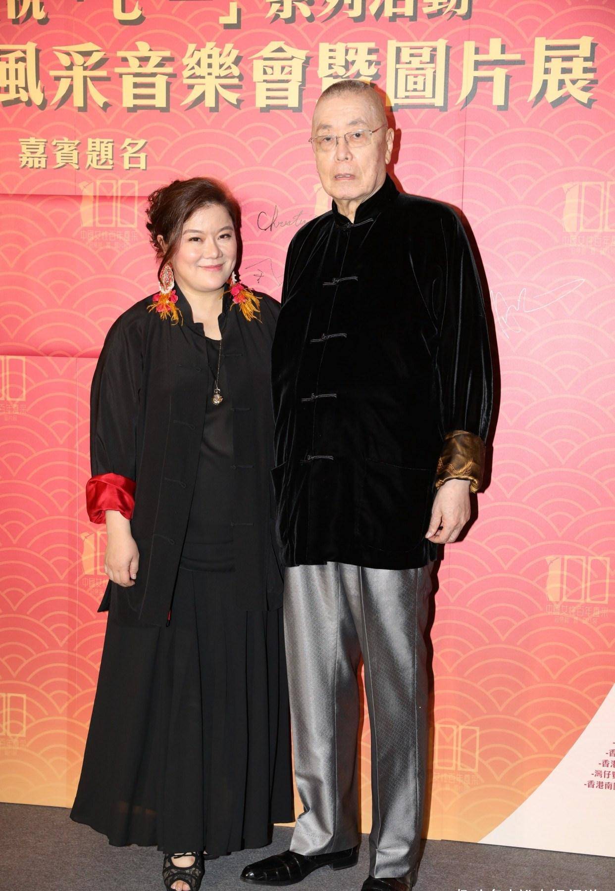 82岁刘诗昆与45岁妻子表演琴琵合奏,7个月女儿穿红衣上台献花_孙颖