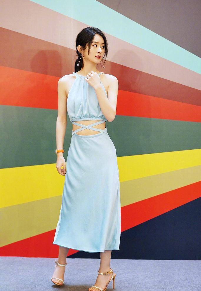 不然也不会只因为一副小腰就轻松地登上了热搜,照片中的赵丽颖看起来