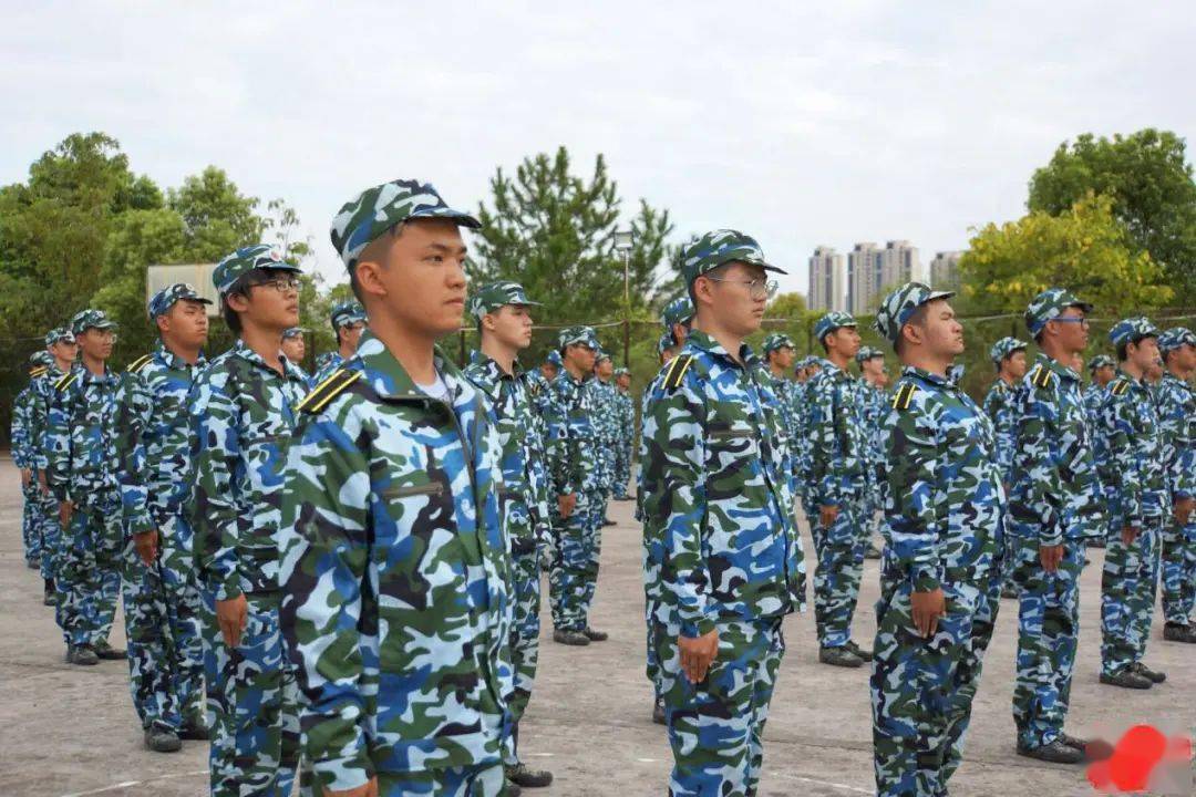 军训 | 教官拍了拍你，“稍息，立正！”_军姿_训练_硝烟
