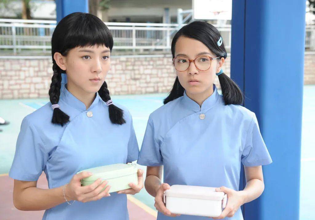 由他监制的无线剧集《女人俱乐部》,在剧中饰演年轻版朱莉