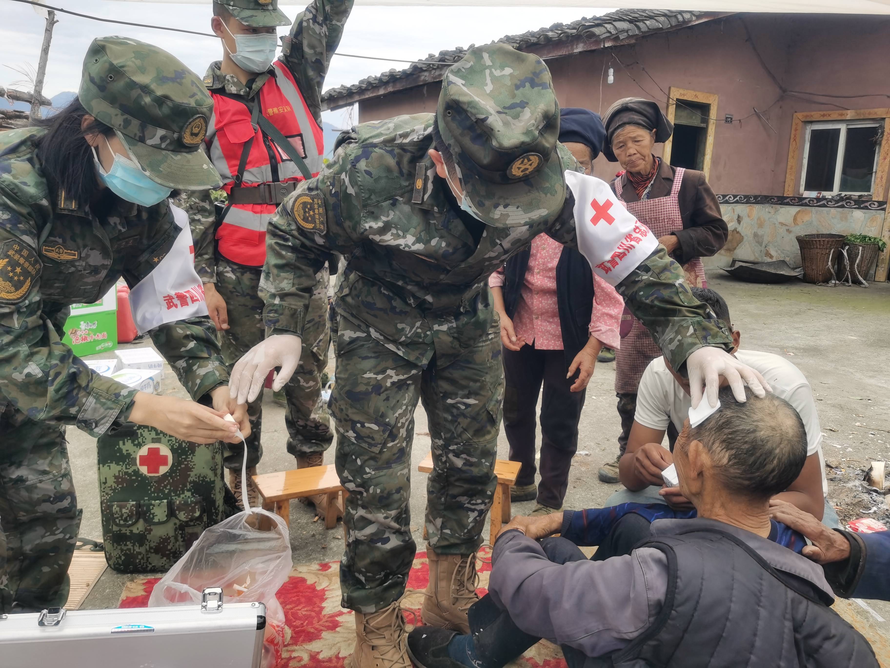 2700余子弟兵全力投入抗震救灾_新华社_磨西镇_泸定县
