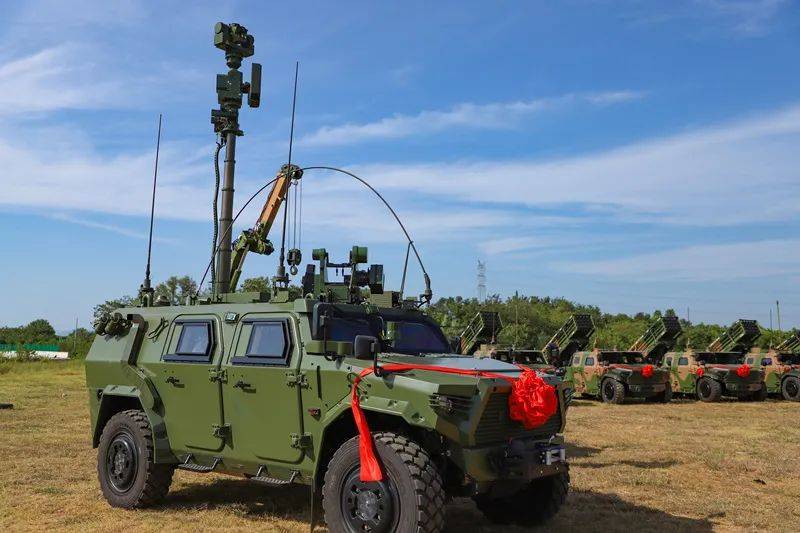 相比需要载重的火箭炮,侦察车则选择了更为灵活的4×4的猛士猛士三