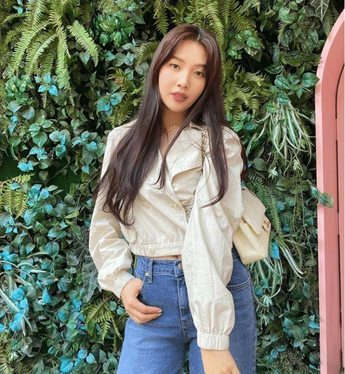 朴秀荣穿搭合集,拍照时的样子自然随性,看起来自信又迷人_身材_裙子