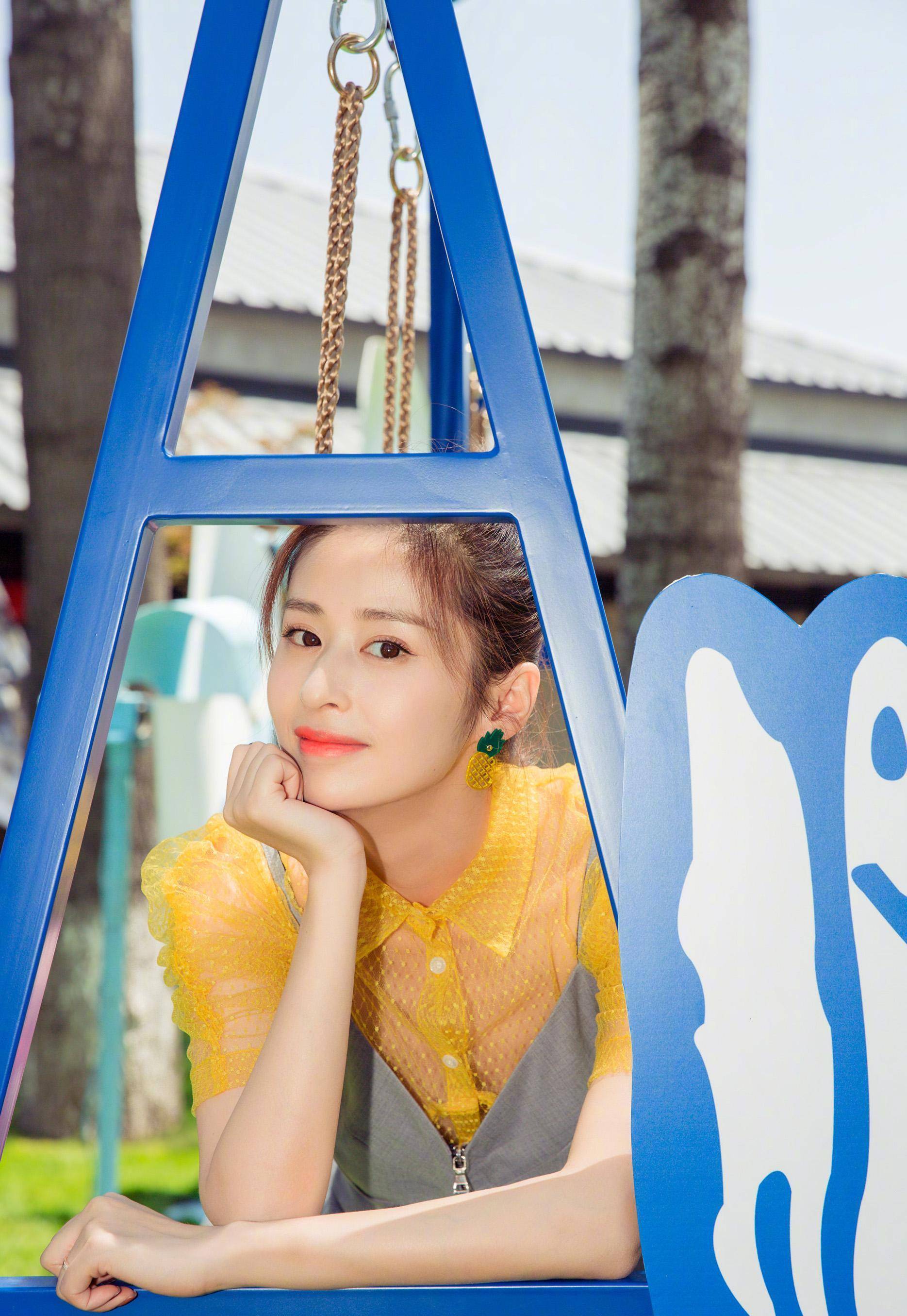 颖儿的裙子真有意思,上面还有两个袖子,搭配薄纱衬衫意外好看_造型