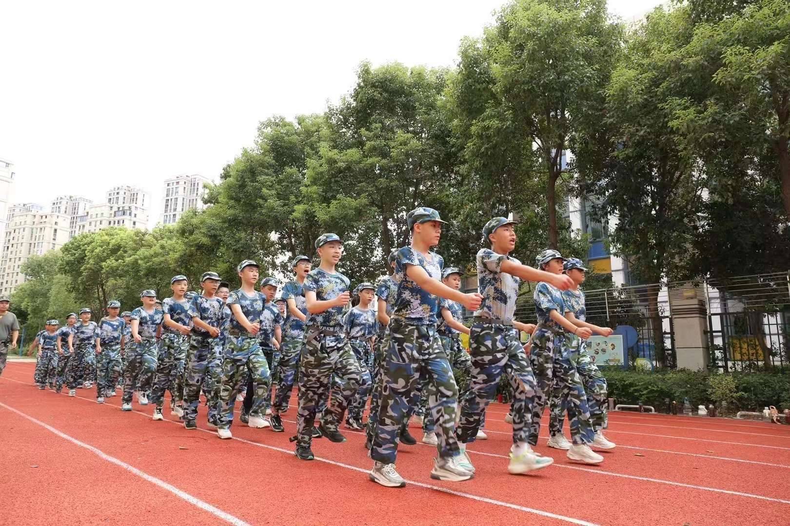 【学生素质教育】乐清市康德寄宿学校2022级新生国防素