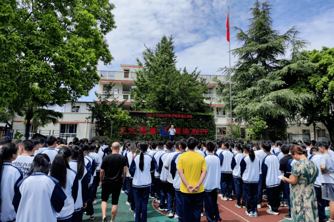 70乐山市关庙中学立即疏散学生至安全场所,与平时演练的效果一样