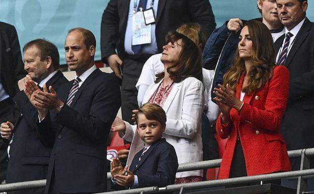 7岁乔治小王子观战欧洲杯,首次穿西装打领带,唱国歌表情引热议_英格兰